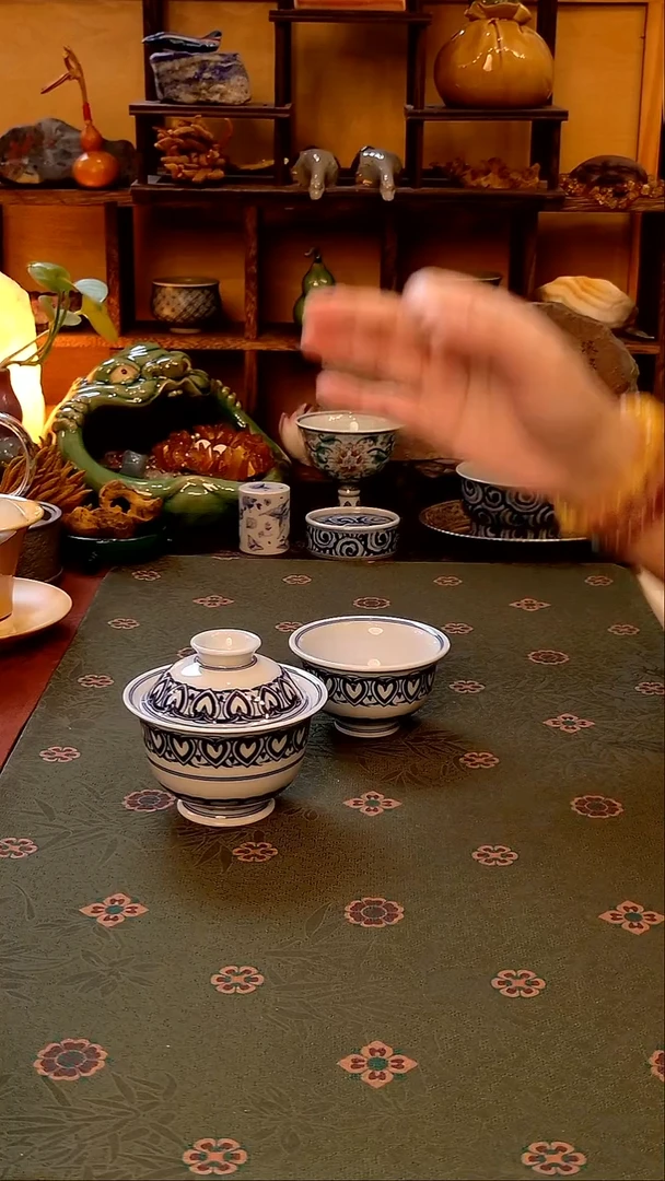 【手工手绘宝相青花盖碗+主人杯】