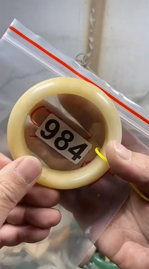 【闪购商品】石英质玉手镯未镶嵌58