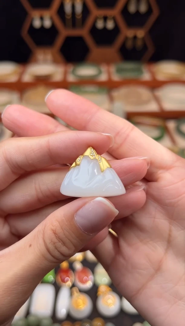 18K金镶嵌和田玉挂件日照金山