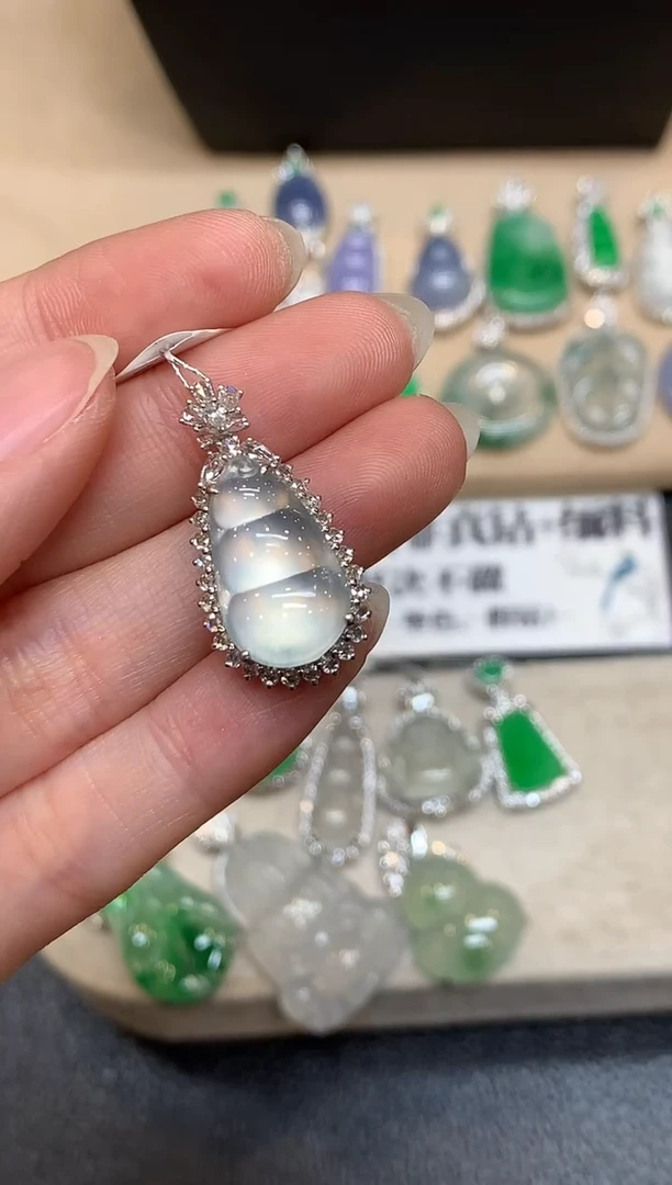 颈饰18K金镶嵌翡翠福豆【无服务费