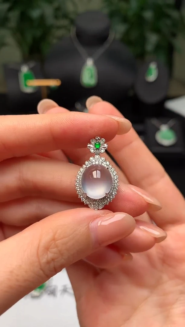 颈饰18K金镶嵌翡翠冰蛋