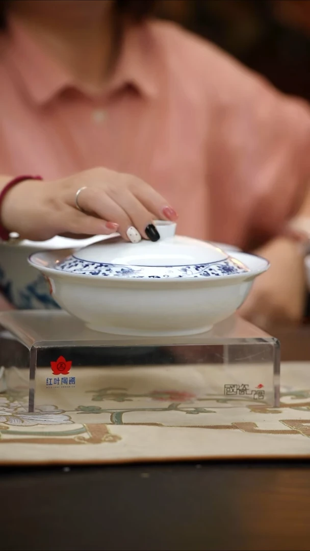 2个微瑕古韵缠枝8英寸金架盖碗