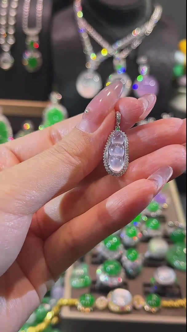 翡翠18K金镶嵌颈饰吊坠