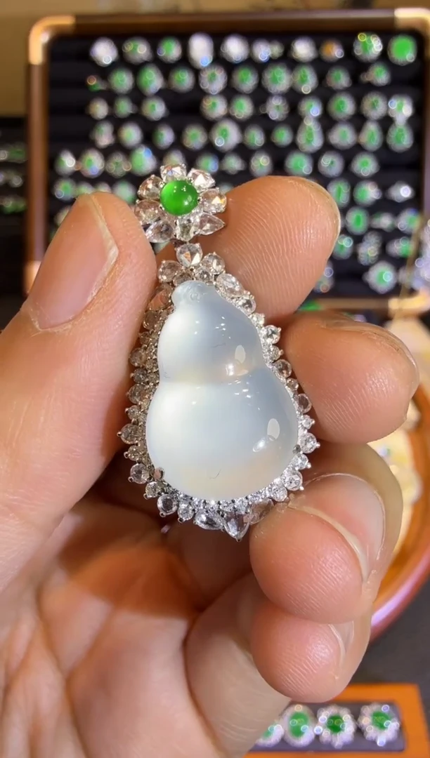 【闪购商品】翡翠吊坠(赠链)18K金镶嵌玻璃种极光白福豆吊坠