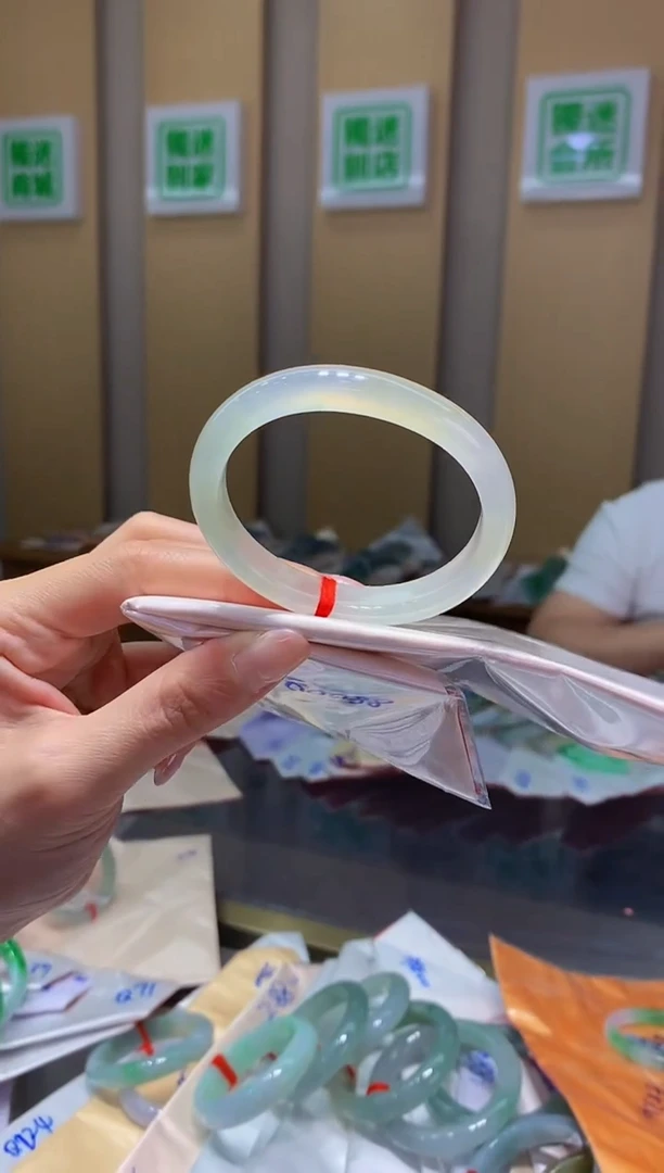 翡翠手镯未镶嵌-Q194圈口53.4