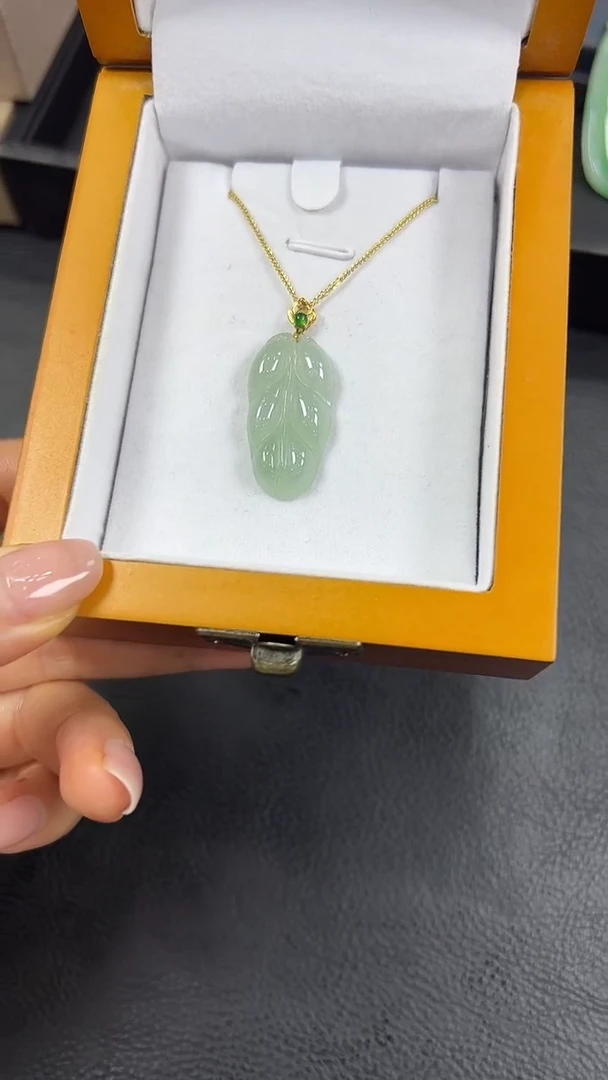 翡翠挂件18K金镶嵌叶子 不含链