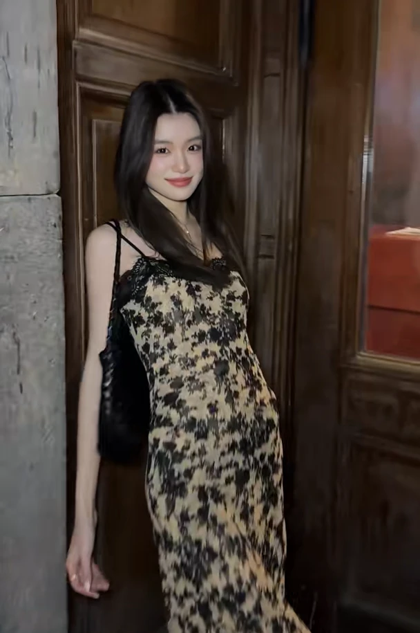 高级纯欲时尚气质碎花蕾丝吊带连衣裙女小众别致设计感氛围感穿搭