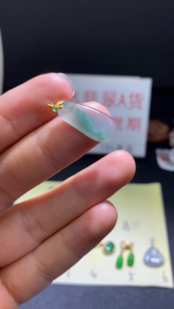 翡翠18K金镶嵌颈饰翡翠吊坠