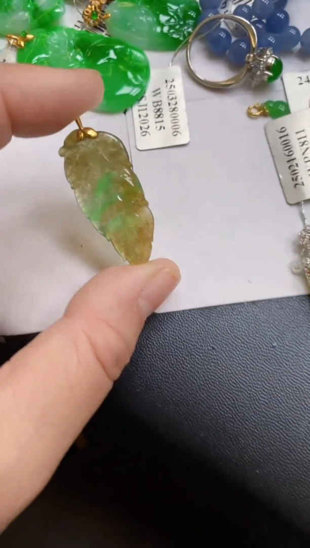 翡翠18K金镶嵌颈饰吊坠