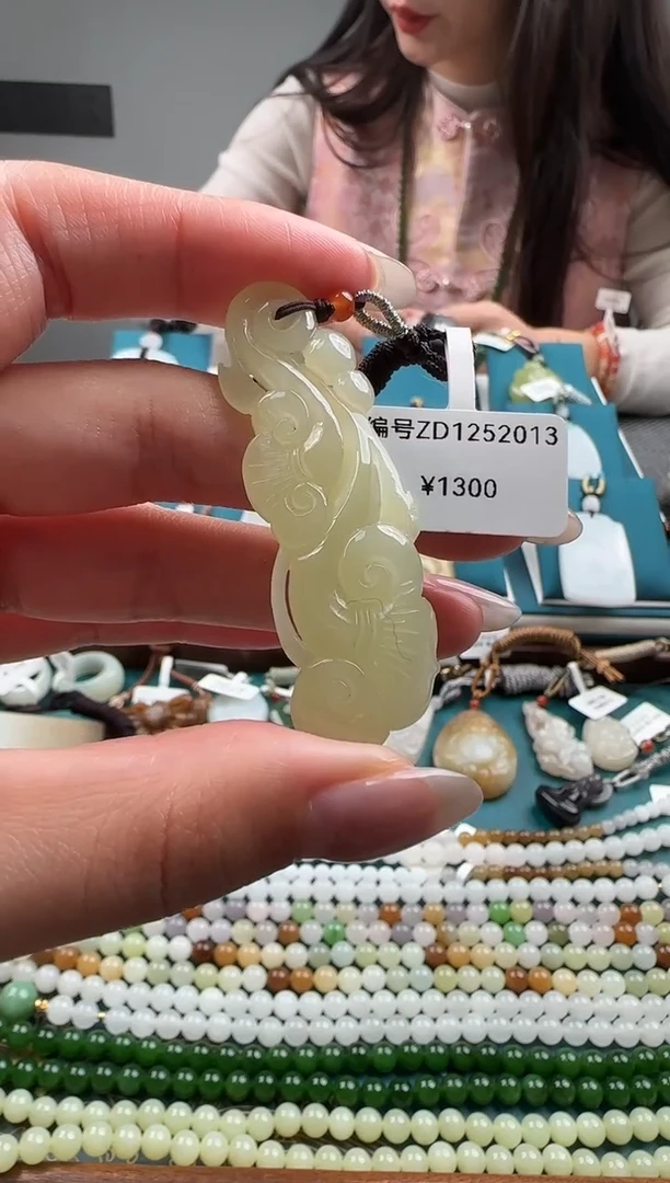 颈饰未镶嵌和田玉吊坠 ZD