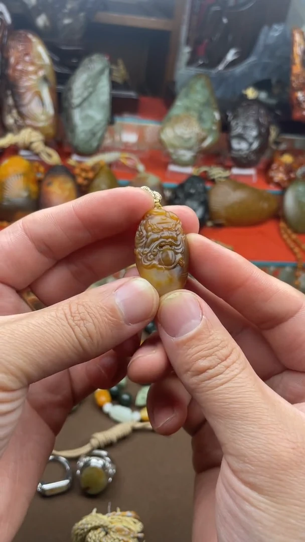 未镶嵌和田玉挂件黄沁钟馗