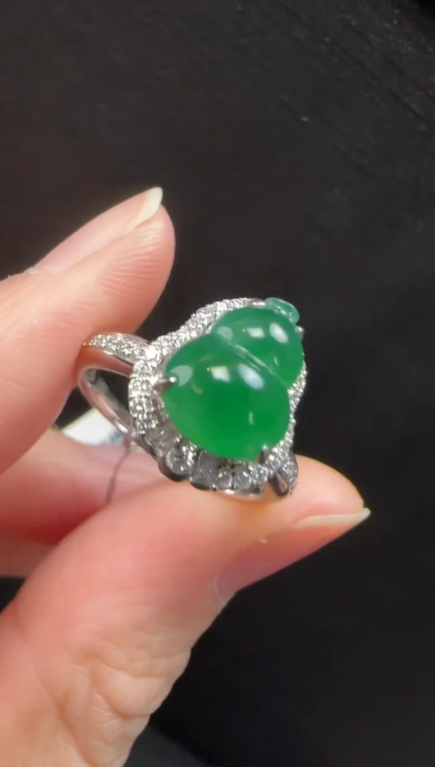 18K金镶嵌戒指翡翠336葫芦一枚