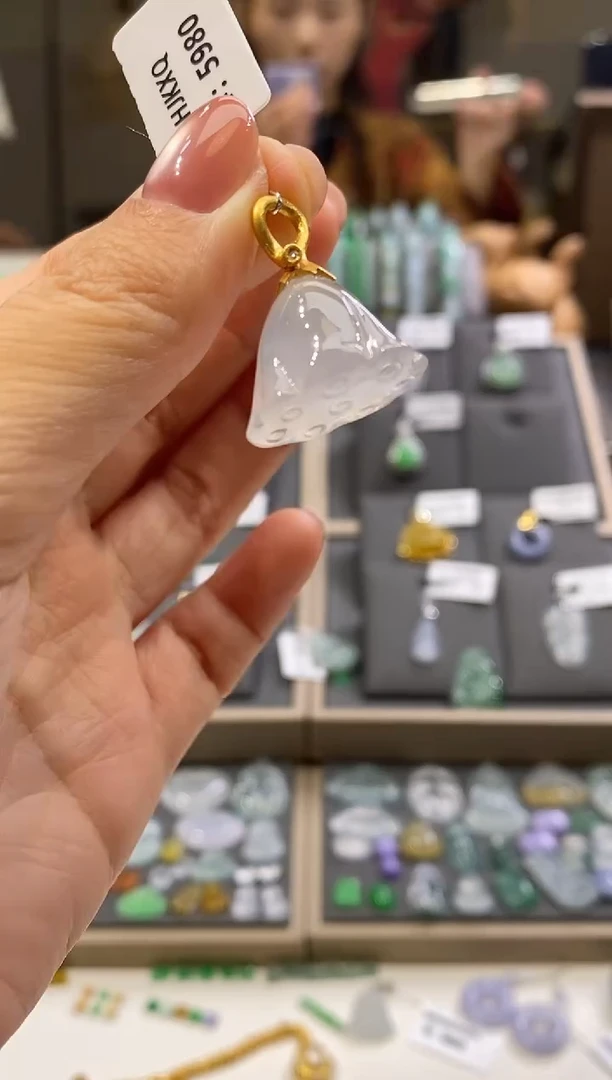 颈饰18K金镶嵌翡翠莲蓬