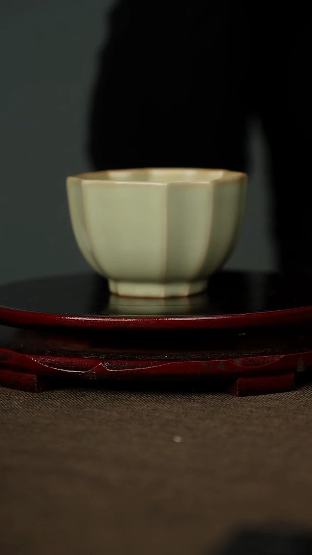 全品 粉青四方葵口杯 带底款