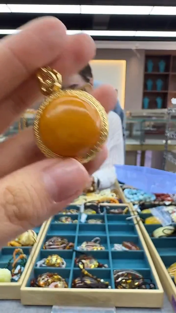 琥珀颈饰未镶嵌296秒拍号 假一罚三