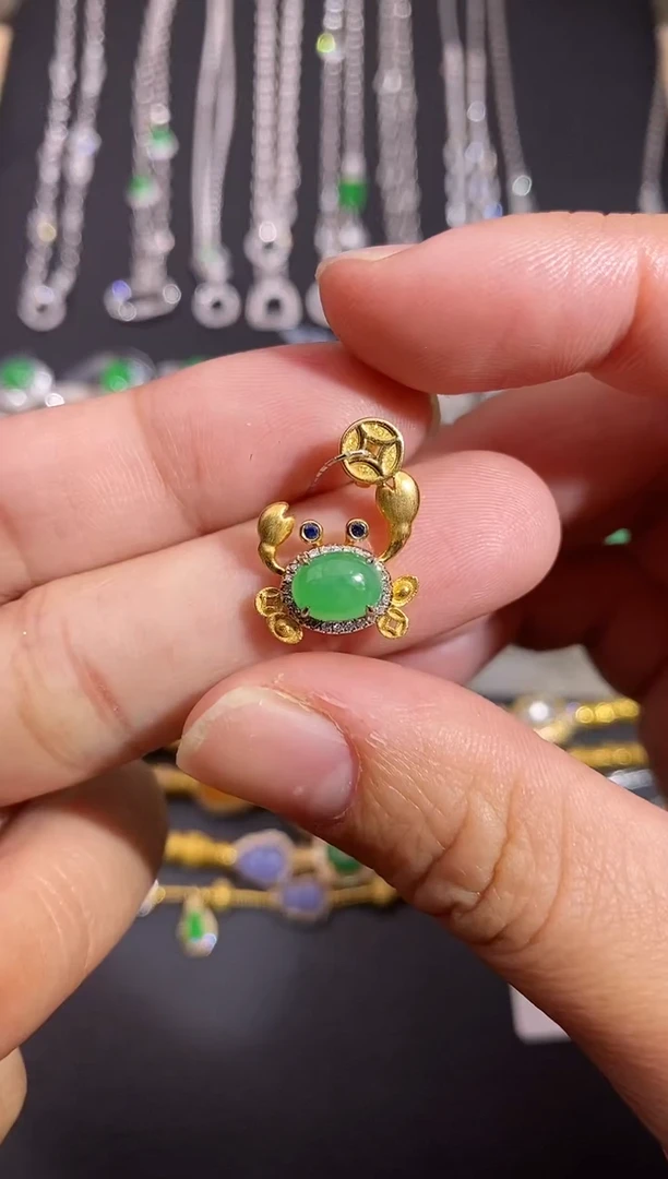 颈饰18K金镶嵌翡翠吊坠