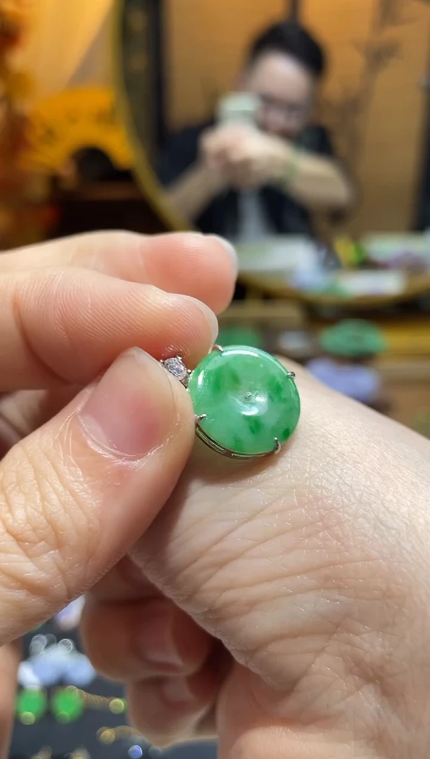 颈饰未镶嵌翡翠平安扣