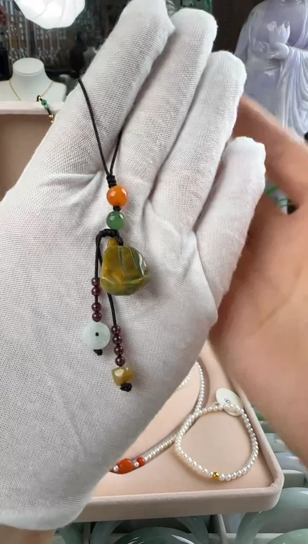 颈饰未镶嵌翡翠挂件