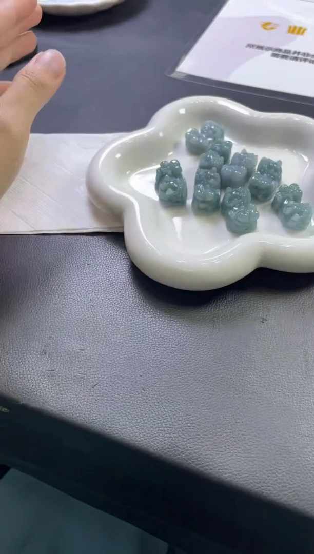 翡翠未镶嵌颈饰貔貅多样性发一件