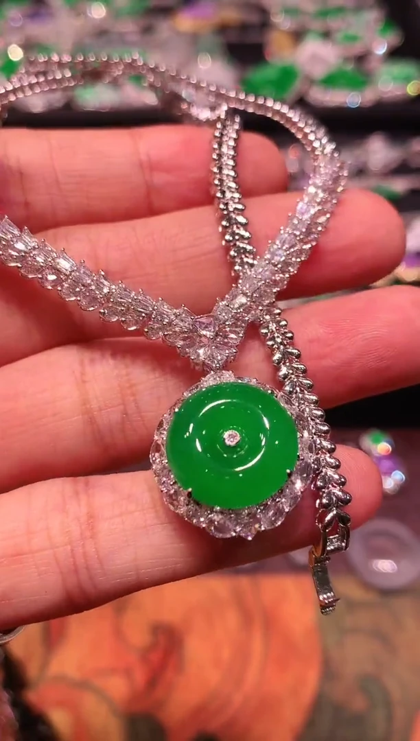 颈饰18K金镶嵌翡翠翡翠