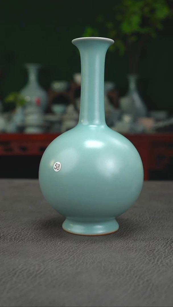 58号布托长颈鼓腹瓶无纹微瑕福利~帆