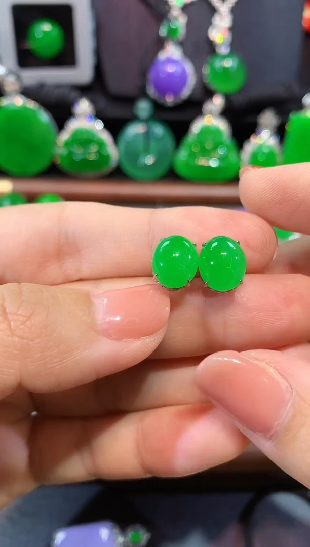 18K金镶嵌翡翠耳饰耳钉