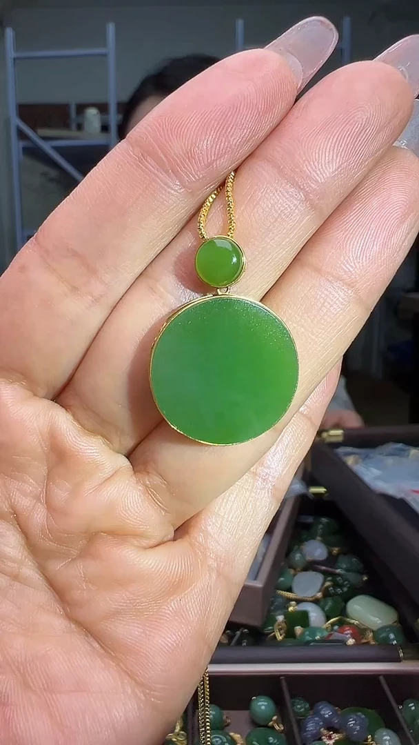 颈饰18K金镶嵌和田玉（多样性发货.发其一)12.27.81