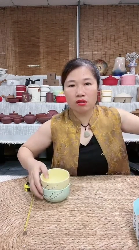 瑕疵彩色碗四个，，