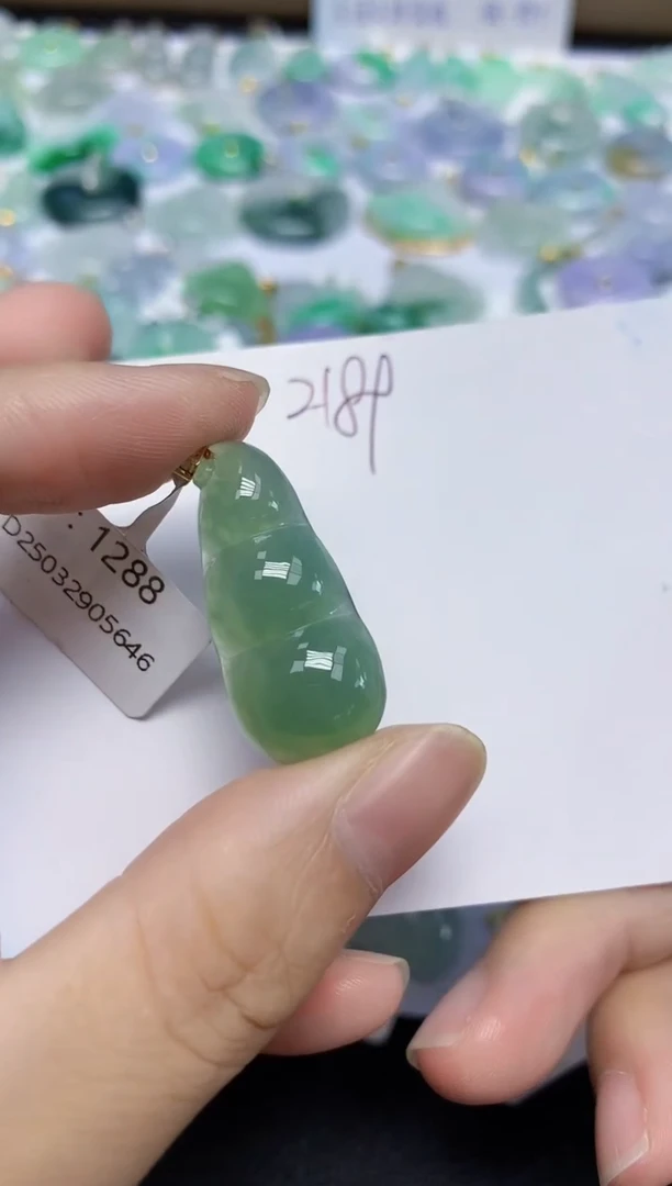 翡翠18K金镶嵌颈饰11111111111