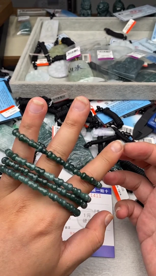 翡翠未镶嵌颈饰多样性发其一