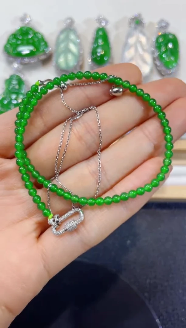 颈饰18K金镶嵌翡翠19