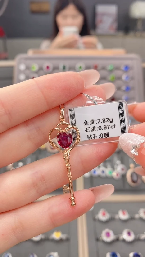 18K金镶嵌颈饰碧玺0.97