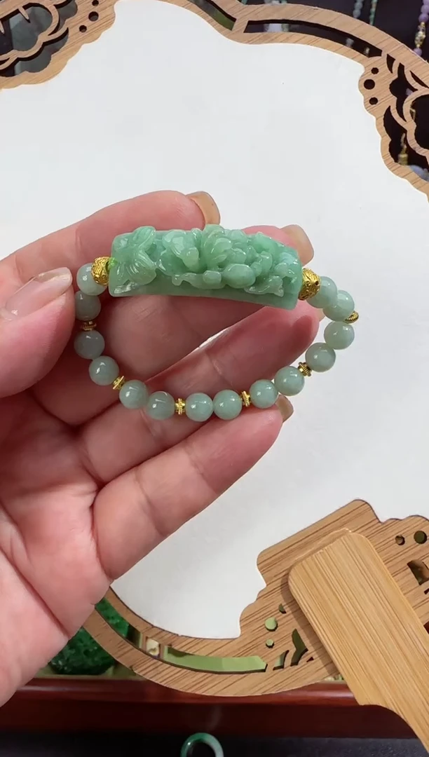 翡翠未镶嵌颈饰拍照
