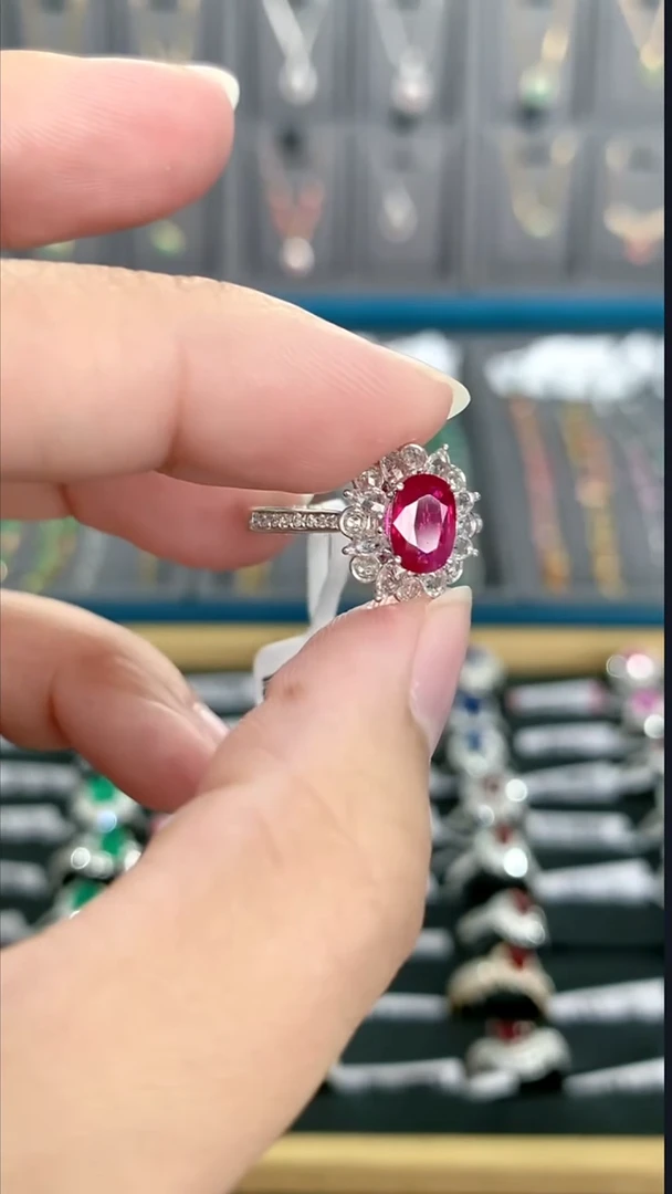 18K金镶嵌戒指红宝石0.8克拉