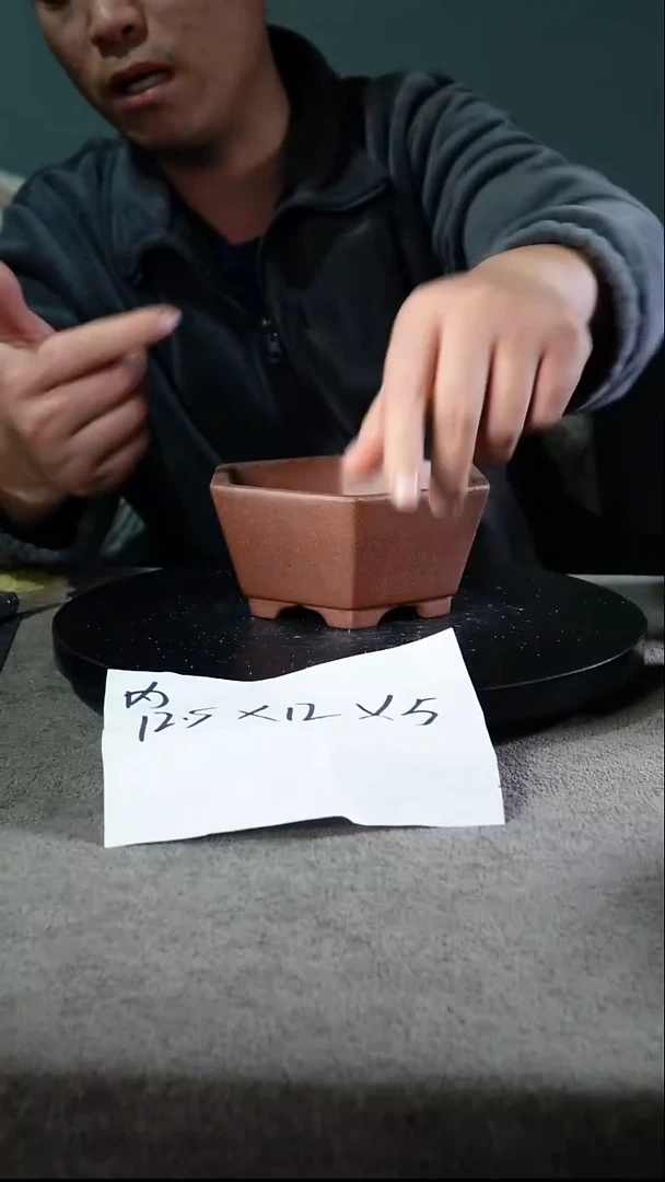 A宜兴紫砂小花盆