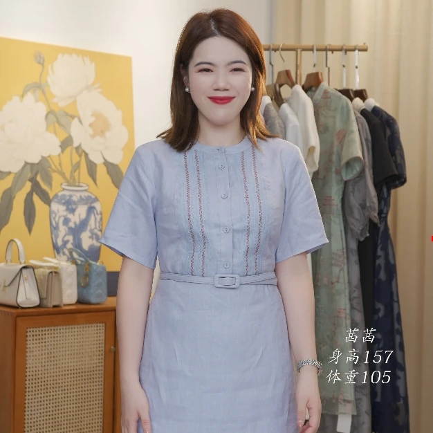 天蓝色绣花线亚麻连衣裙