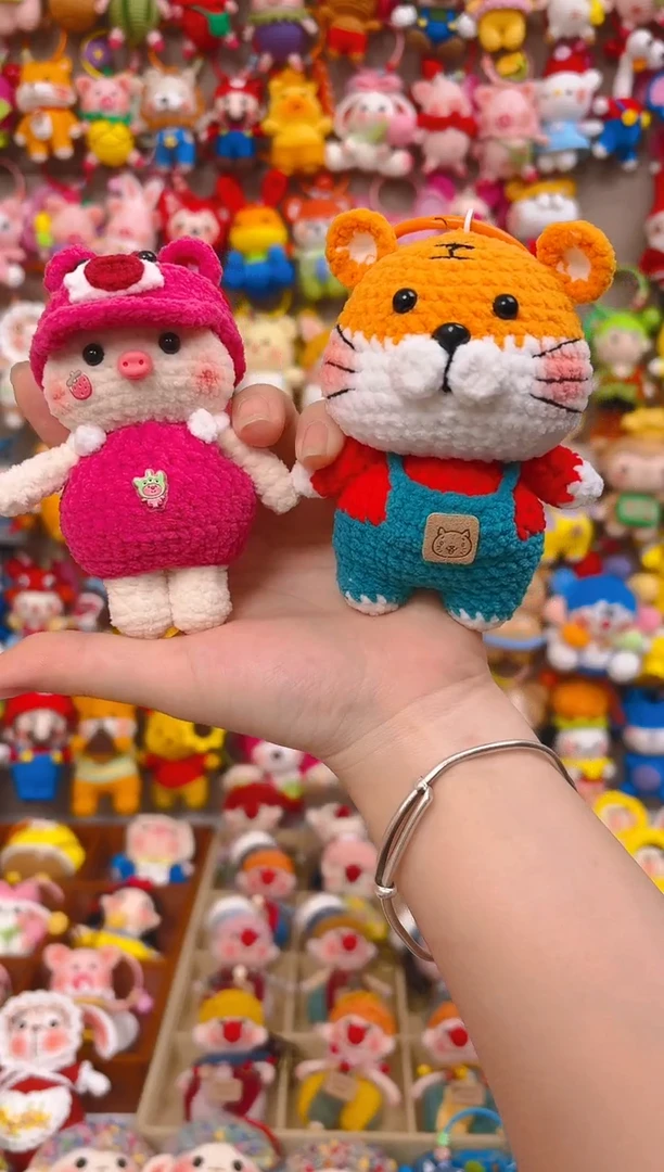 纯手工制作毛线钩织成品小猪，小老虎