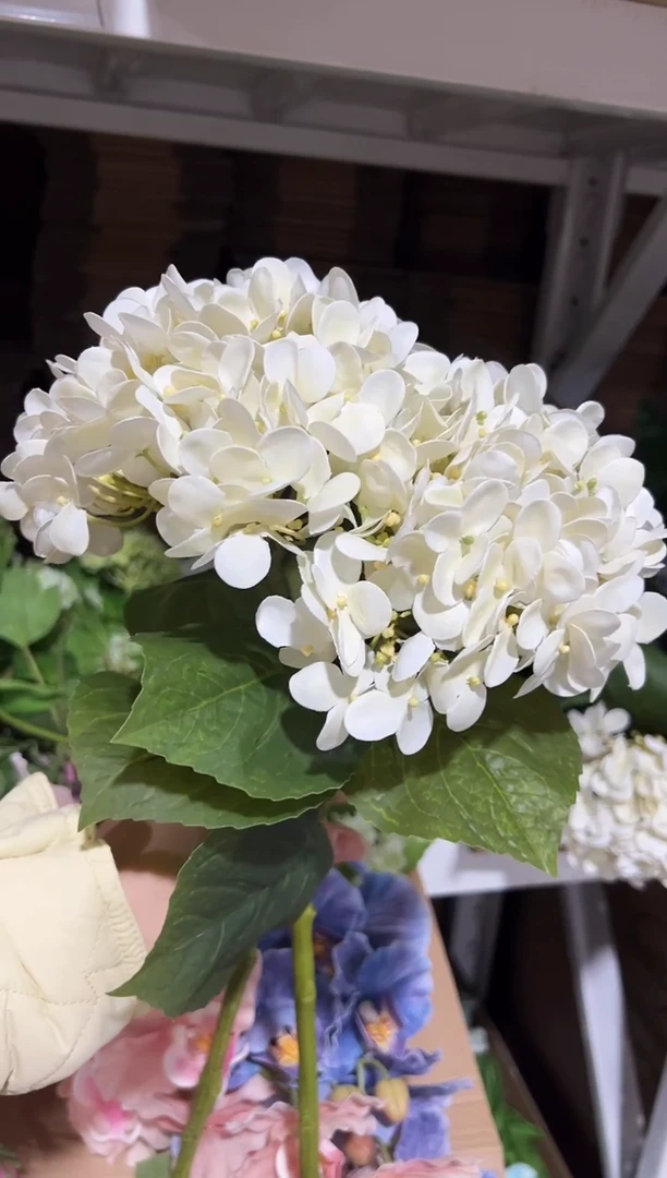 2枝白色手感绣球
