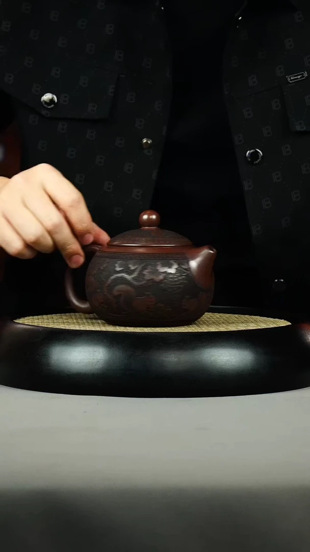 茶壶紫砂石红 西施 刻绘 松鼠葡萄