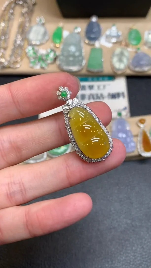 【闪购商品】翡翠颈饰18K金镶嵌福豆【无服务费】