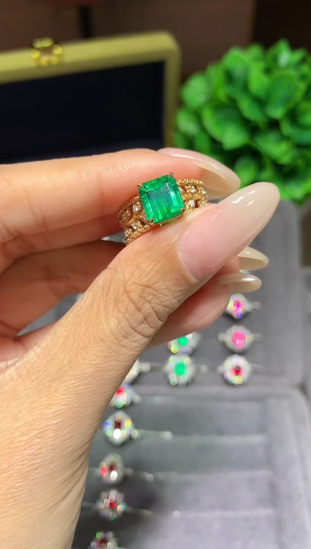 18K金镶嵌戒指祖母绿2.58ct