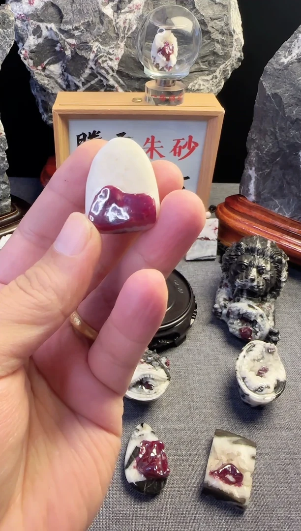 天然辰砂T***r天然朱砂晶体原石随形吊坠