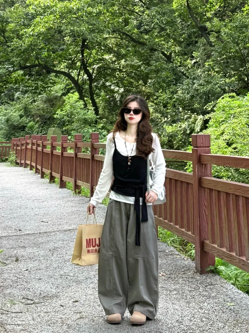 2025早秋新款韩系松弛感穿搭白色打底黑色背心搭配休闲裤三件套女