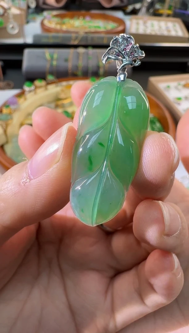 【闪购商品】翡翠颈饰18K金镶嵌缅甸翡翠A货吊坠