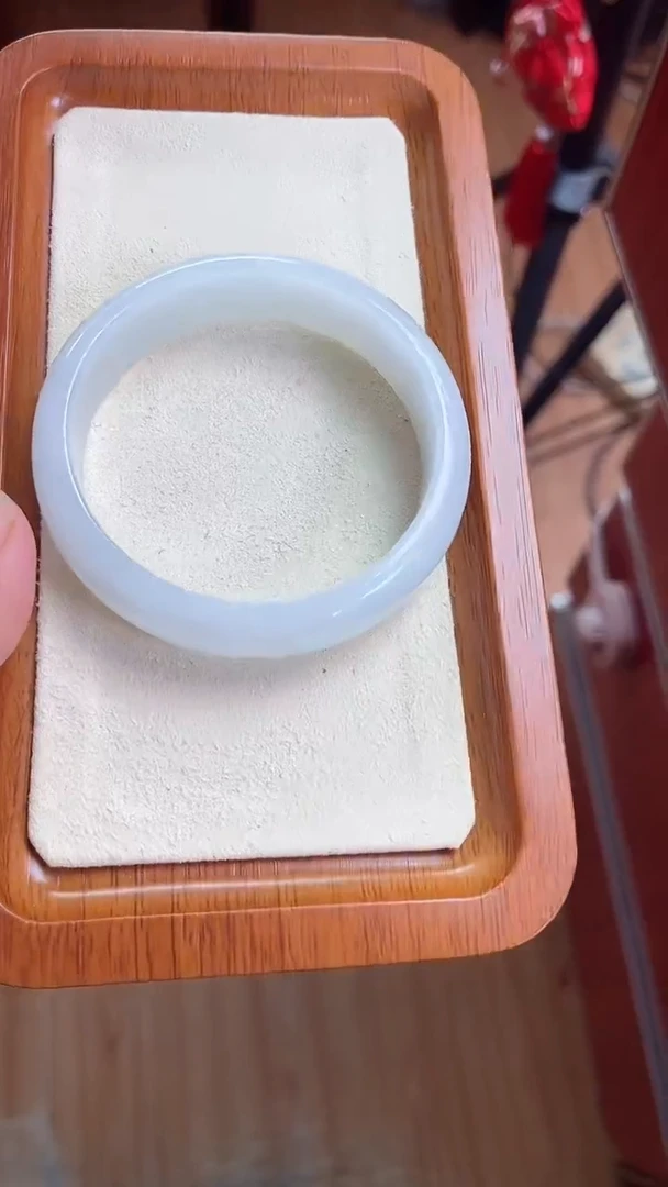 【闪购商品】翡翠手镯未镶嵌孤品 赫赫家