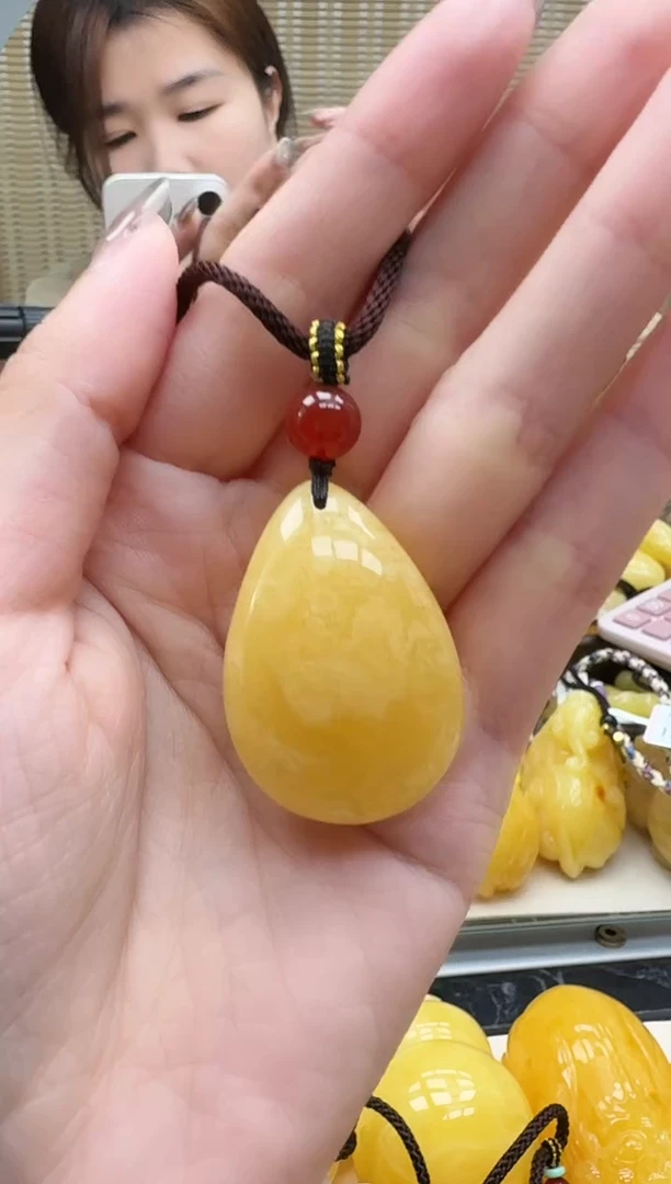 未镶嵌琥珀裸石如图