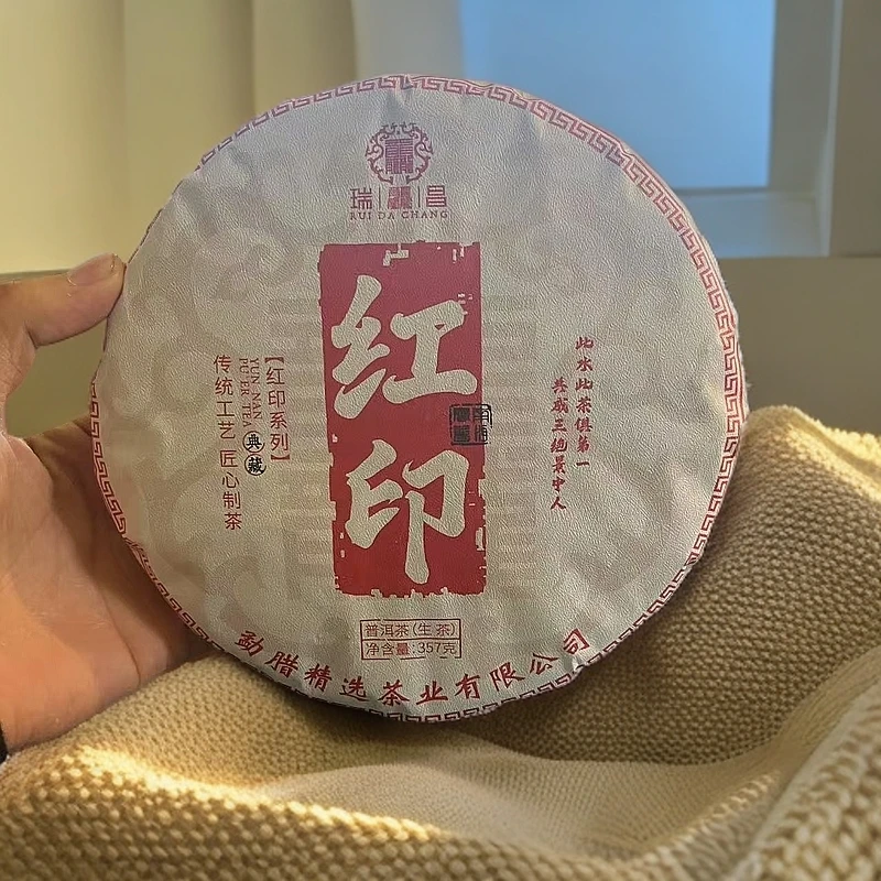 瑞龘昌大红印-2024年易武古树头春头采汤香水森林野韵357克生茶饼