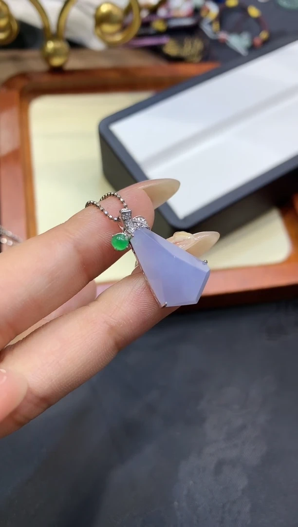 18K金镶嵌挂件翡翠不含链