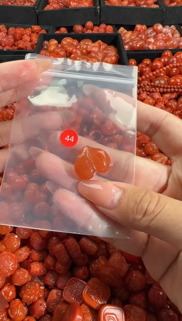 南红玛瑙未镶嵌颈饰1