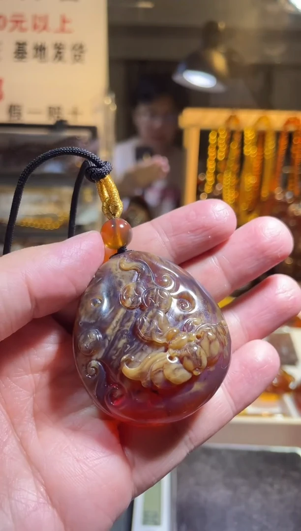 未镶嵌琥珀裸石福在眼前 猪油蜜蜡溶洞吊坠
